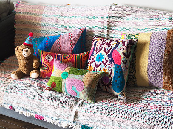 ラリーキルトと刺繍古布のクッション