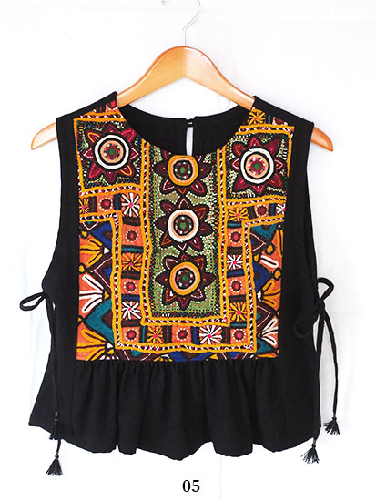 カッチ刺繡のギャザージレ